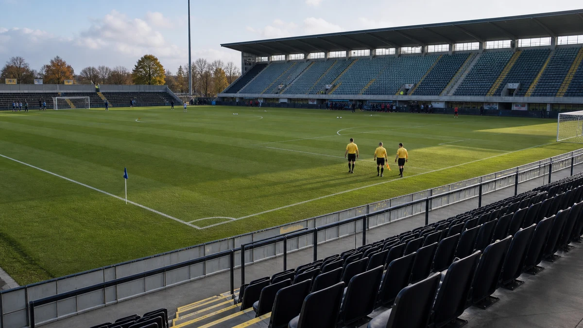 Mindre fotbollsarena i kvällsdimma inför cupmatch